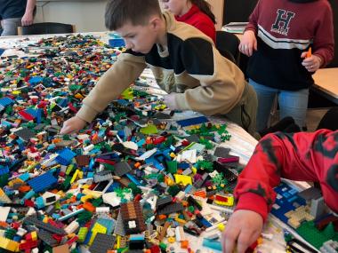Børnene bygger LEGO