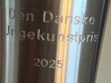 Pokal med titlen "Den Danske Ungekunstpris"